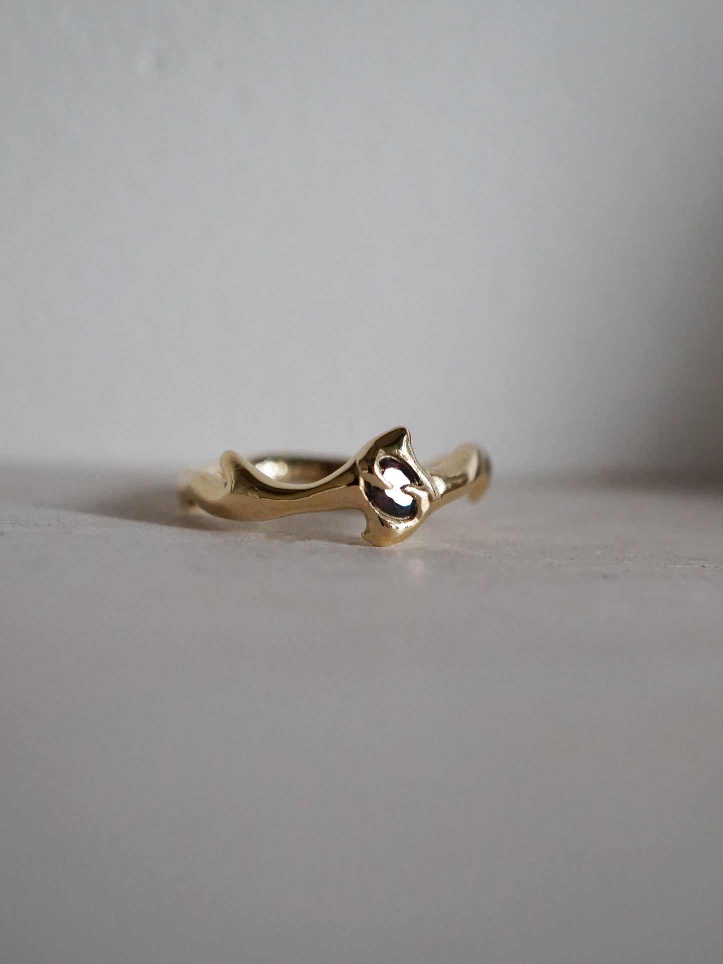 OEIL ring with sapphire