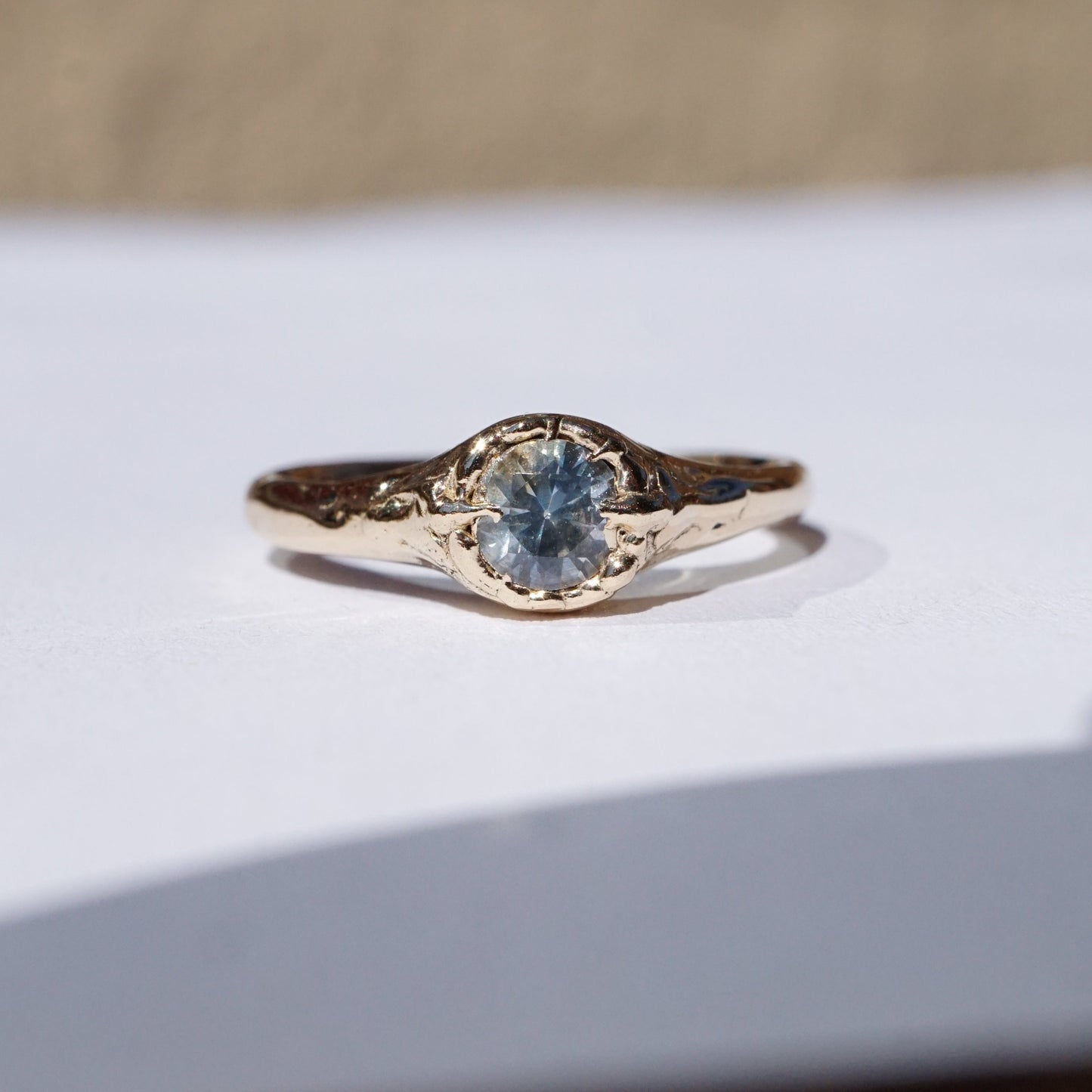 Bague ELLA - saphir du Montana bleu-gris et or 14k - pièce unique