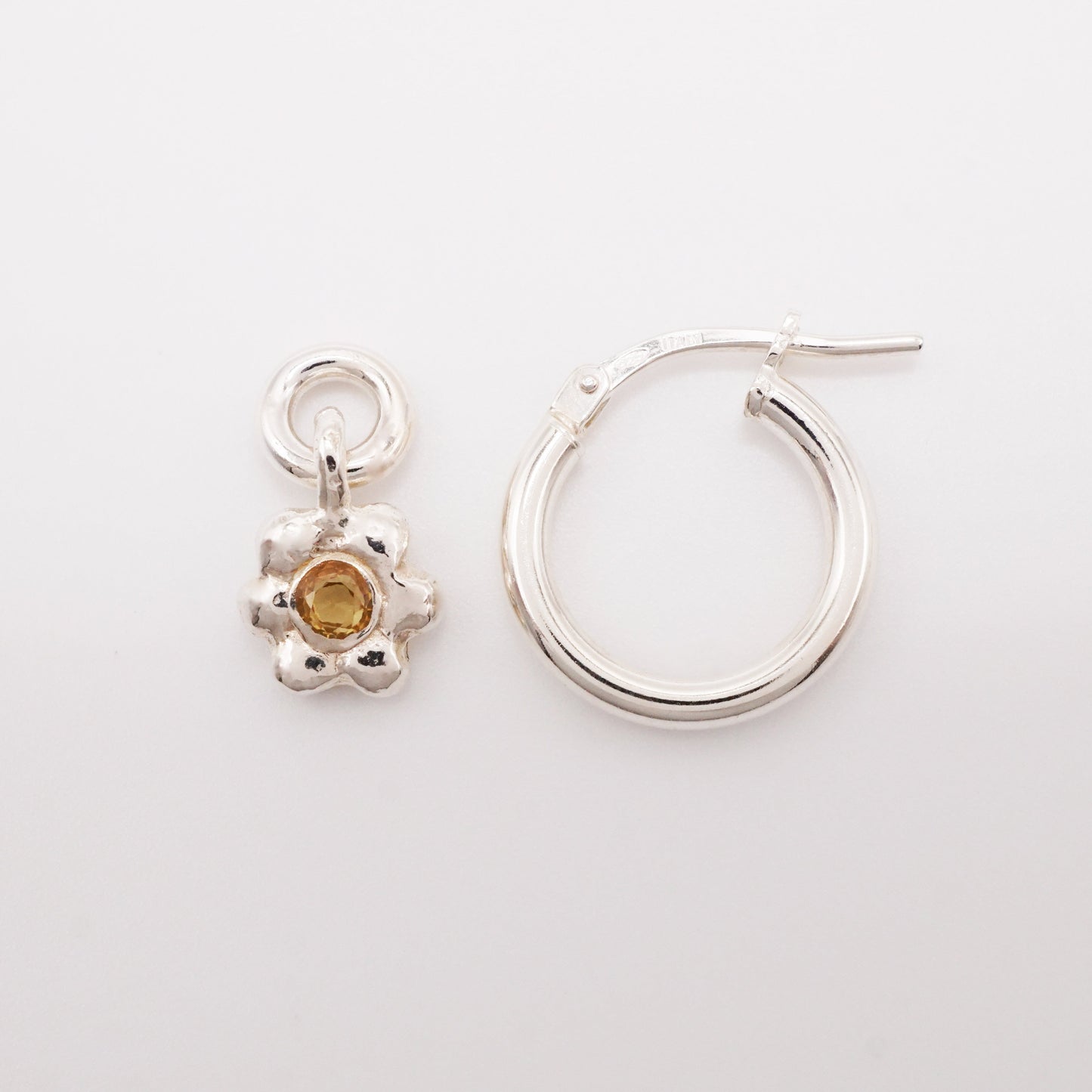 Boucle d'oreille FLEUR no.5 - argent et saphir 🌸