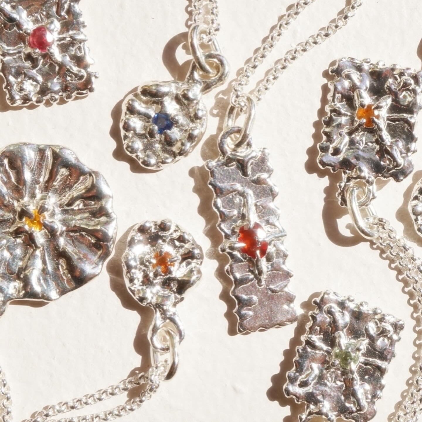 Pendentif TALISMAN - petit rond - Saphir bleu et or 10 carats