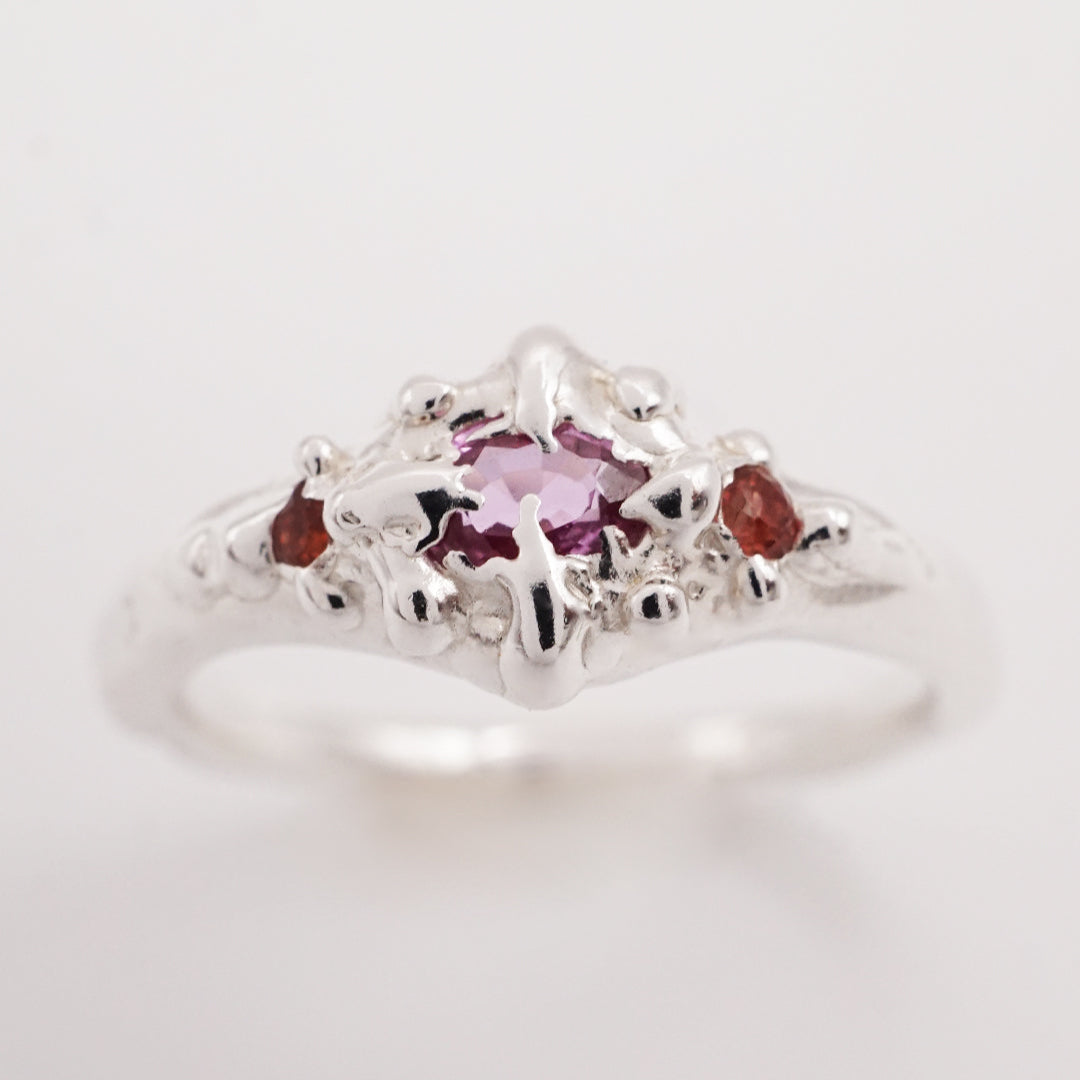 Bague 3 saphirs rose, rouge vermillon et argent - pièce unique