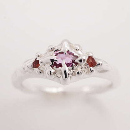 Bague 3 saphirs rose, rouge vermillon et argent - pièce unique
