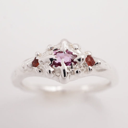 Bague 3 saphirs rose, rouge vermillon et argent - pièce unique