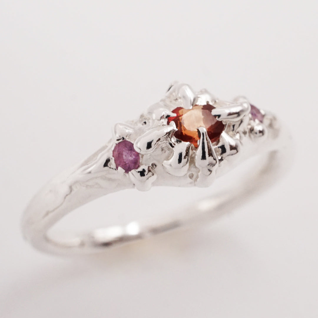 Bague 3 saphirs vermillon, rose et argent - pièce unique