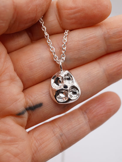 sterling silver CROQUÉE necklace with blue-black sapphire