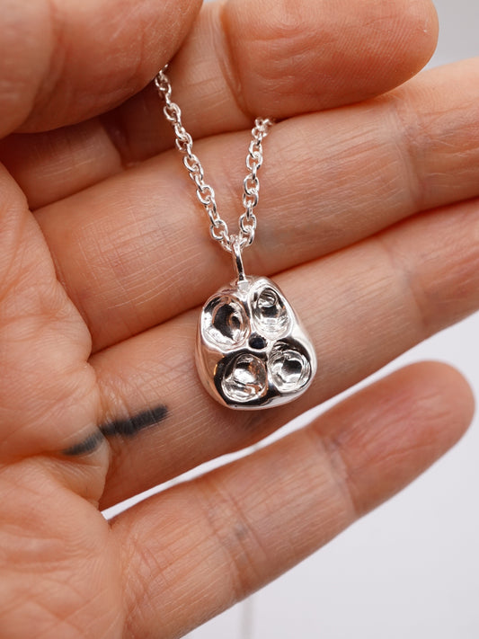 sterling silver CROQUÉE necklace with blue-black sapphire