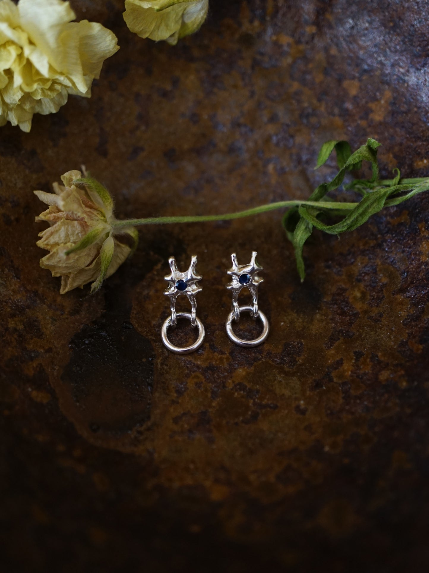 sterling silver ARCHEOLOGIE II stud earring with sapphire