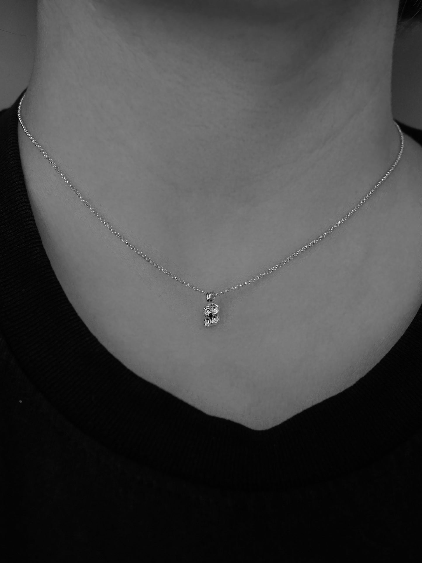 sterling silver CROQUÉE pendant with dark blue sapphire