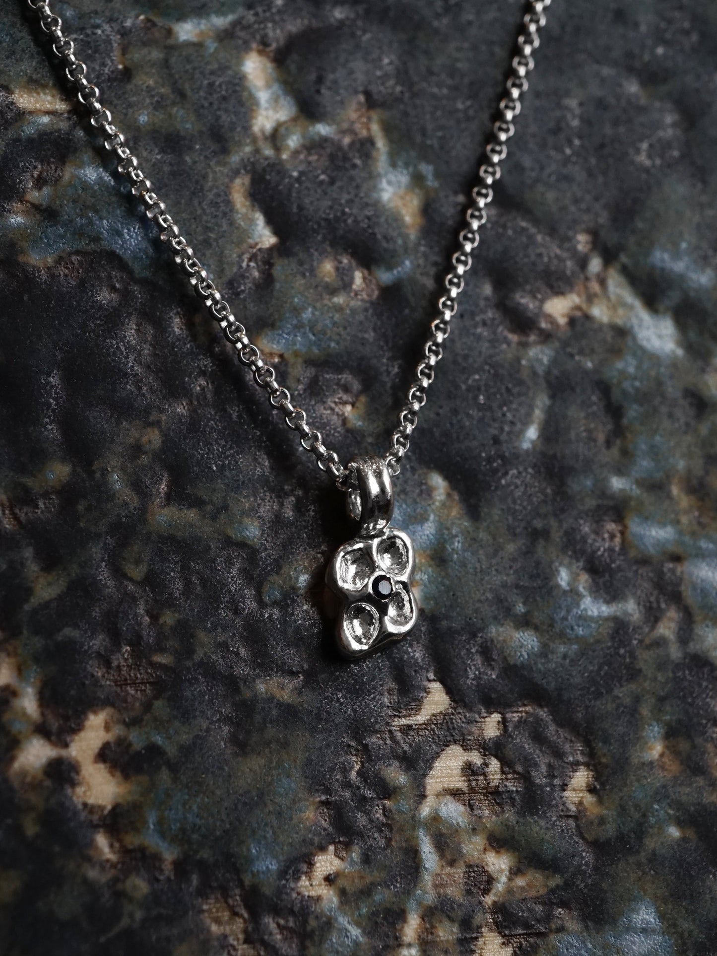 sterling silver CROQUÉE pendant with dark blue sapphire