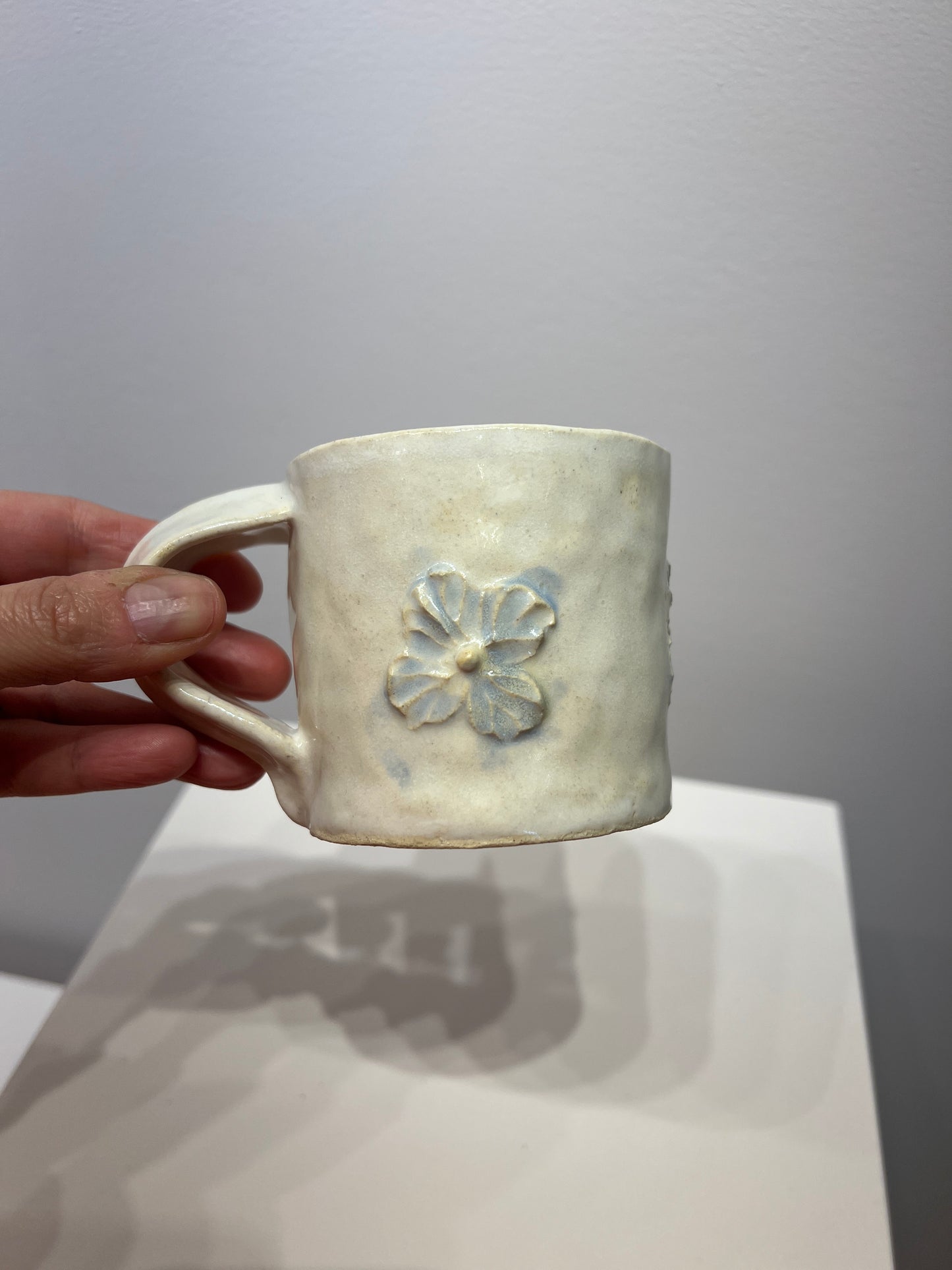 Tasse avec fleurs - rouges, bleues ou jaunes - CLAIRE OLWEN