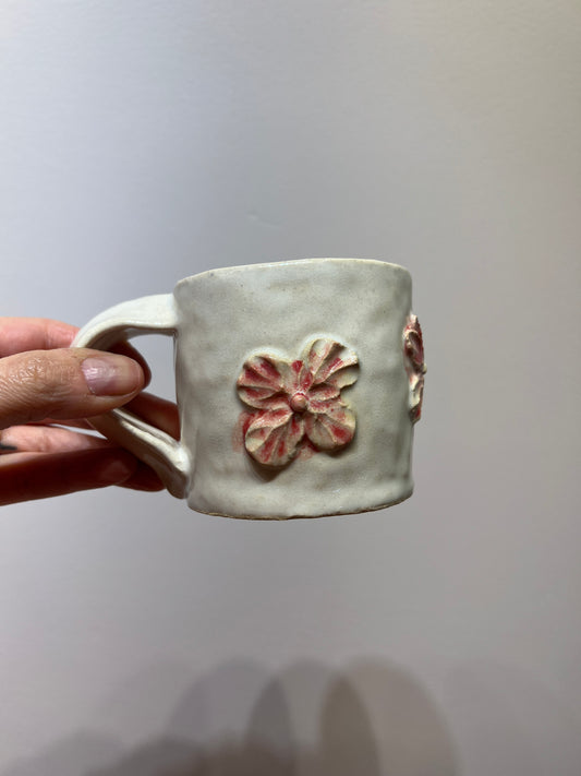 Tasse avec fleurs - rouges, bleues ou jaunes - CLAIRE OLWEN