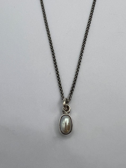 collier en argent avec perle