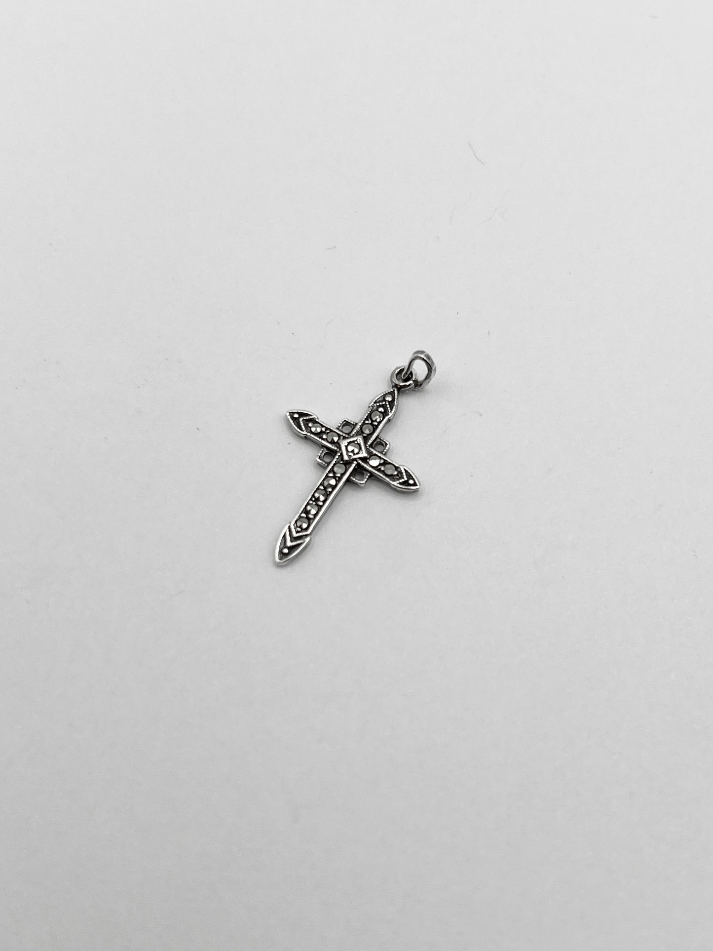 COM017 pendentif croix hématites