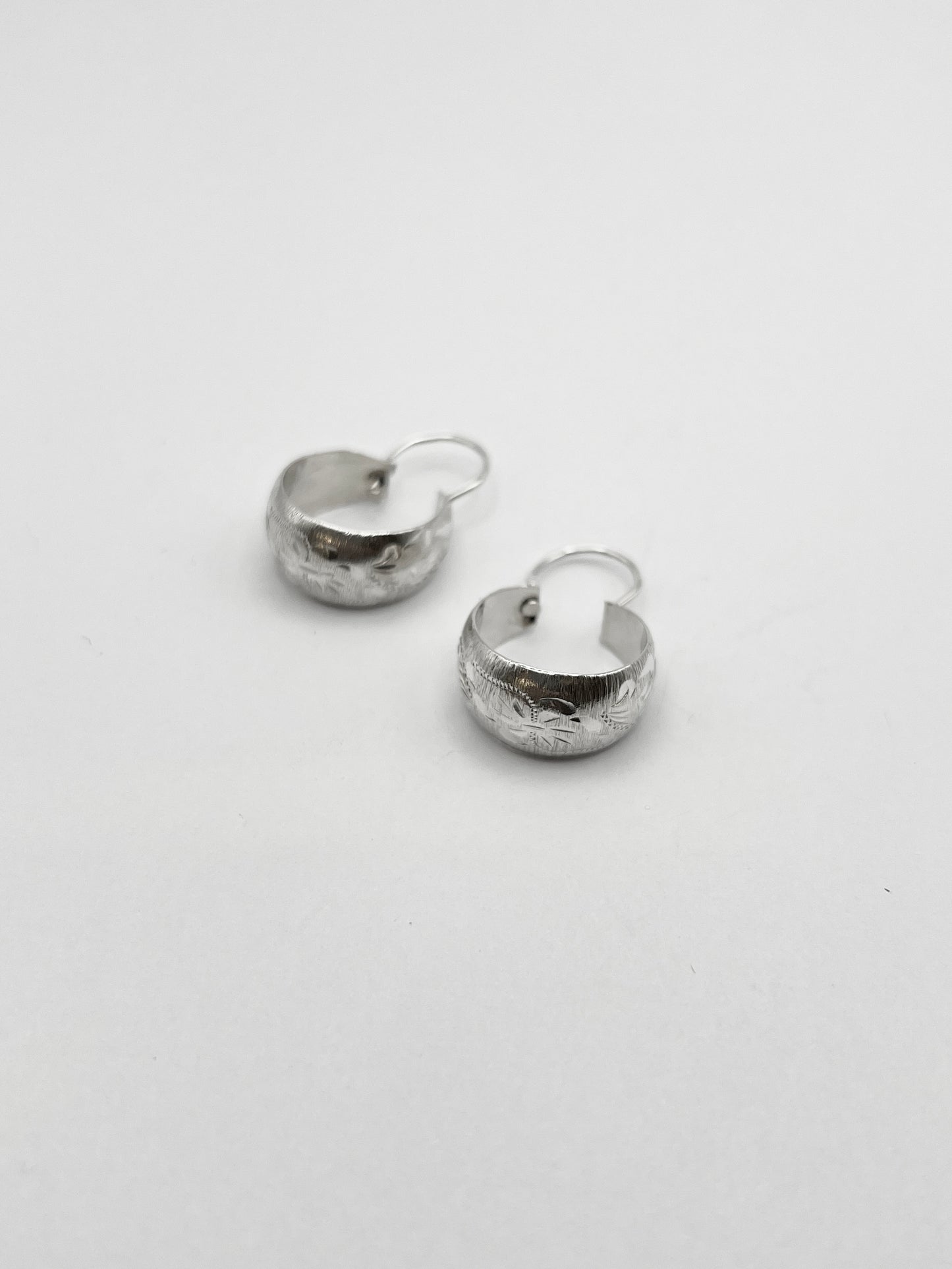 COM013 boucles hoops en argent ciselé