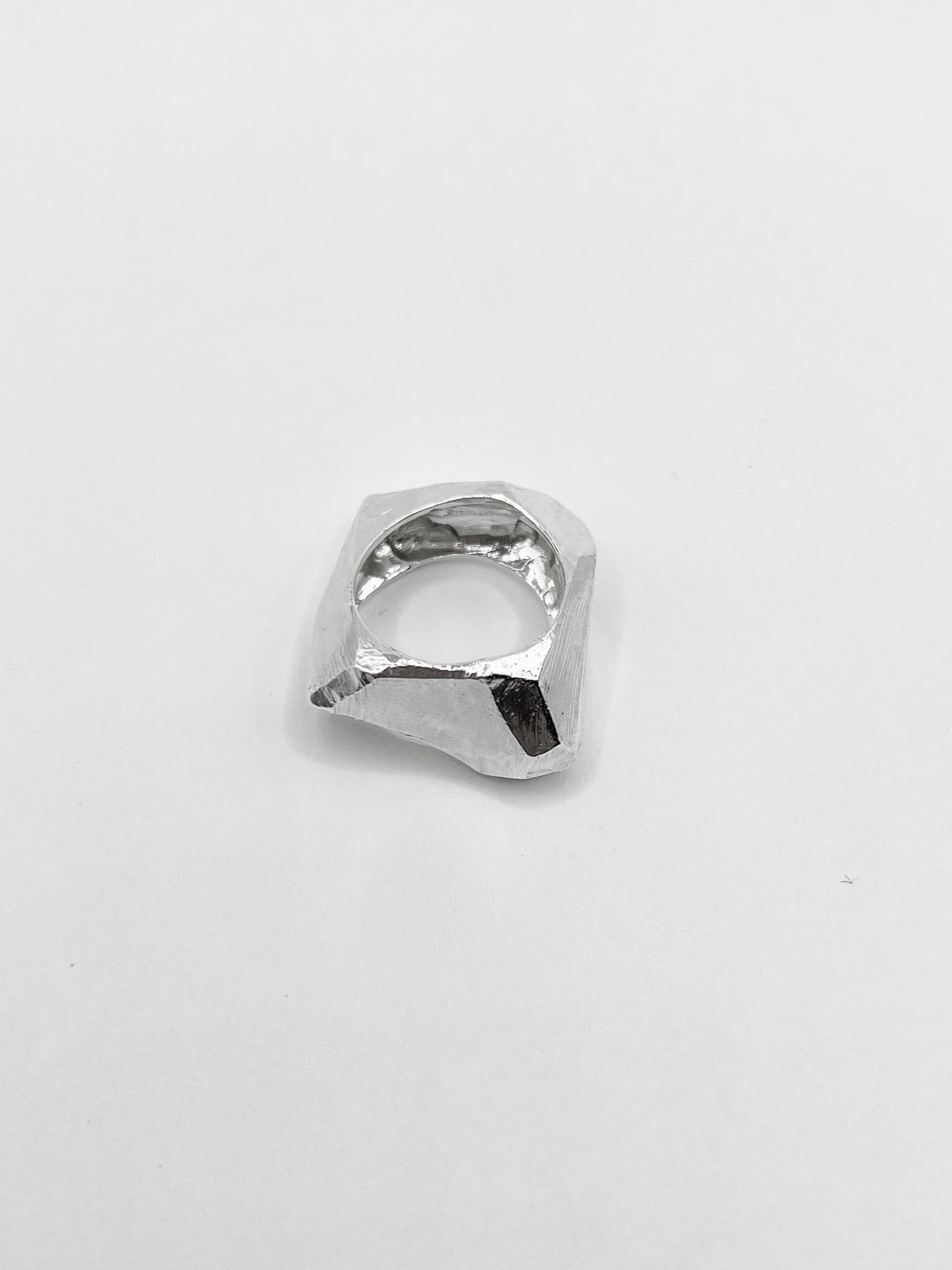 0078 bague en argent avec facettes